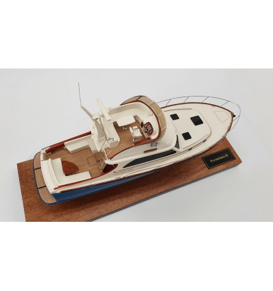 Custom Models - Hinckley - Hinckley Talaria 43 desk model - Abordage