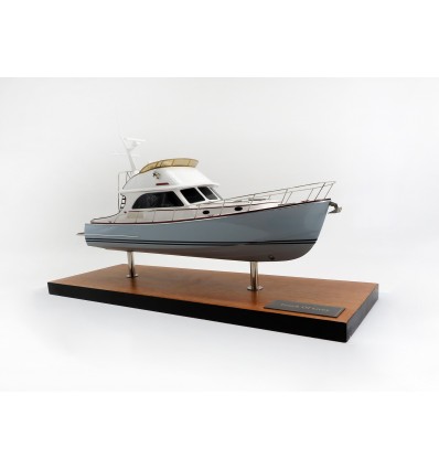 Custom Models - Hinckley - Hinckley Talaria 48 FB desk model - Abordage