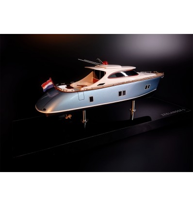 Custom Desk Models - Zeelander - Zeelander Z5 of 50 ft desk model - Abordage