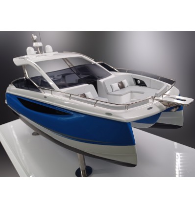 Custom Models - FOUR WINNS - Four Winns TH36 PowerCat - Abordage