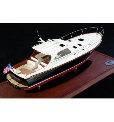 Custom Models - Hinckley - Hinckley Talaria 44 MK II "Upshort" - Abordage